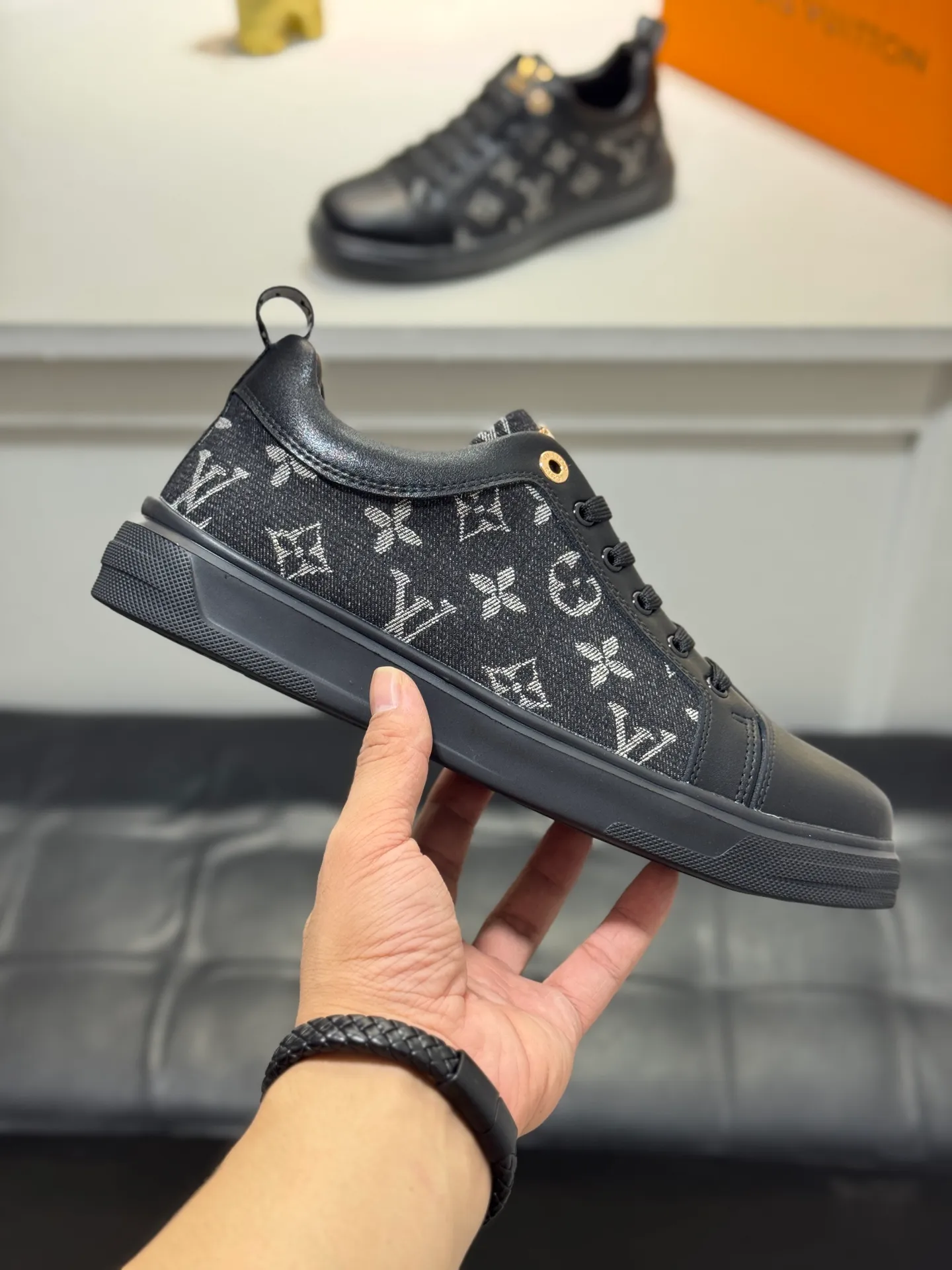 Men's shoes 💰400 [New model] 🌂🌂 Top quality original Louis Vuitton®️ Trendy and fashionable yet low-key men's casual shoes, LV cowhide embossed upper, comfortable and breathable, mesh lining, original rubber outsole, 2 colors available ~ a must-have for stylish men. Size: 38-44 (45 customized